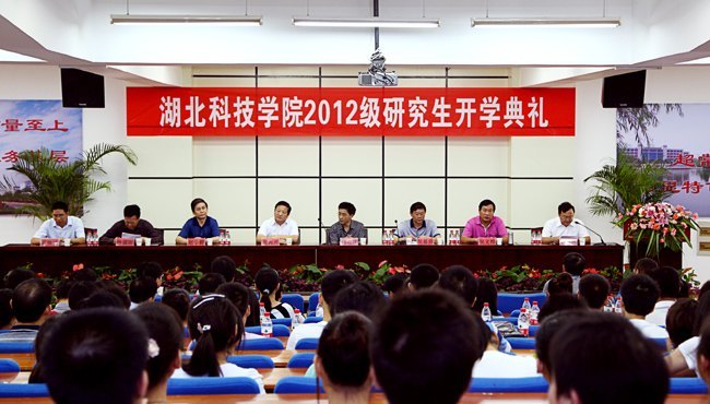 學(xué)校熱情歡迎首批碩士研究生