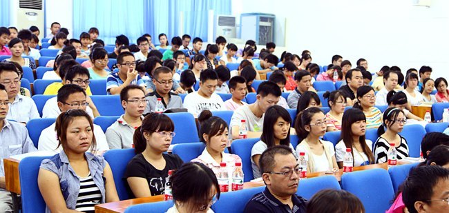 學(xué)校熱情歡迎首批碩士研究生