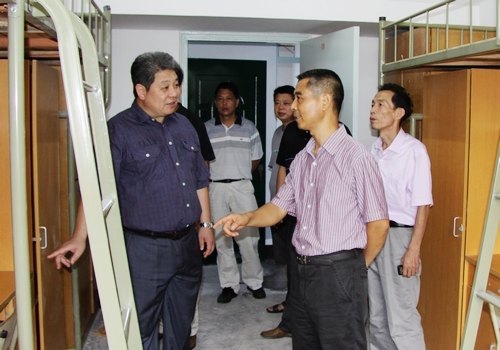 校領導包國強、張輝走訪學生寢室