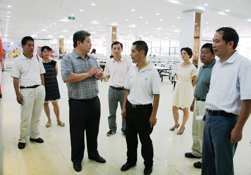 校領導包國強、張輝走訪學生寢室