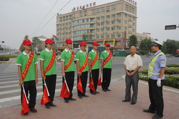 鄭州職業(yè)技術(shù)學(xué)院領(lǐng)導(dǎo)看望慰問文明交通志愿服務(wù)學(xué)生