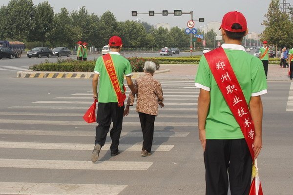 鄭州職業(yè)技術(shù)學(xué)院領(lǐng)導(dǎo)看望慰問文明交通志愿服務(wù)學(xué)生