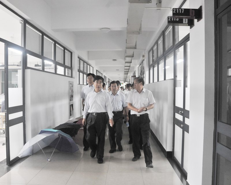 校領導視察校園環境  強調做好開學保障工作