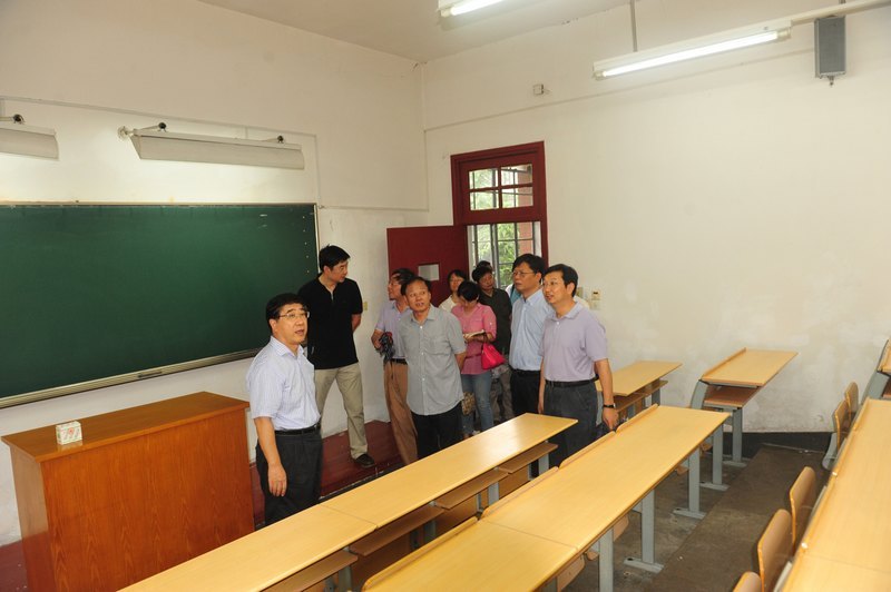 校領導視察校園環境  強調做好開學保障工作