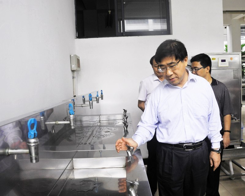 校領導視察校園環境  強調做好開學保障工作