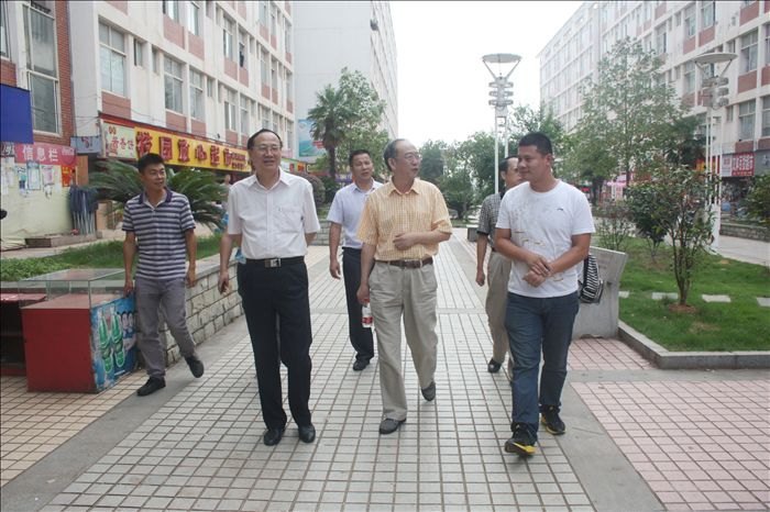 校領導王振東、陶也青等深入本科預科迎新現場視察工作