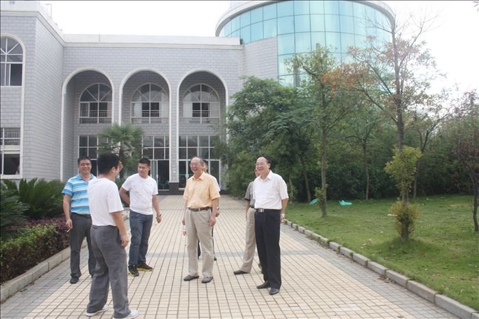 校領導王振東、陶也青等深入本科預科迎新現場視察工作