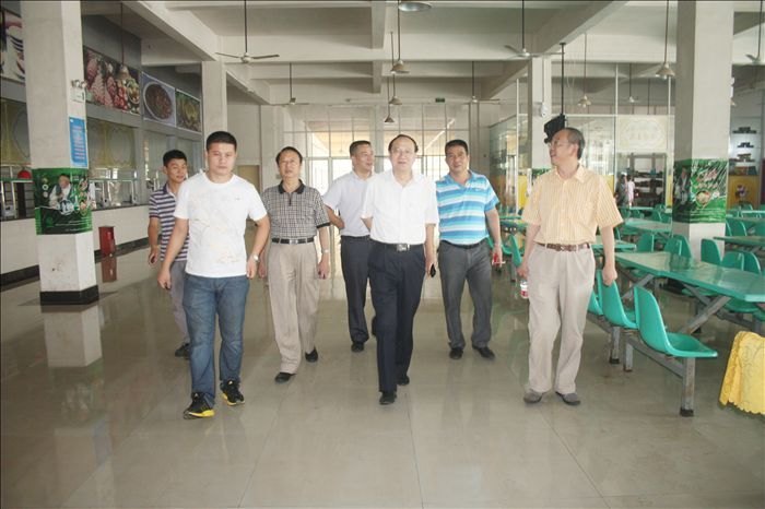 校領導王振東、陶也青等深入本科預科迎新現場視察工作