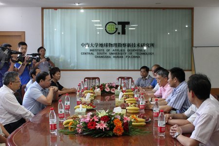 省委副書記梅克保在教師節(jié)前看望何繼善院士