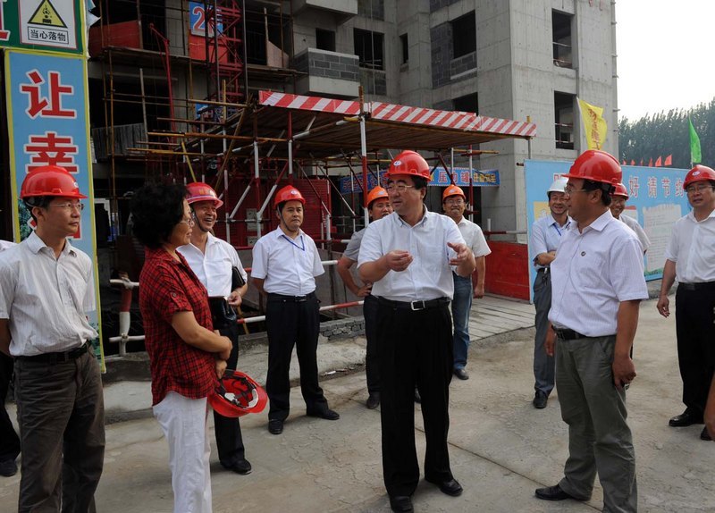 副市長王瑜來校視察學苑花園工程進展情況