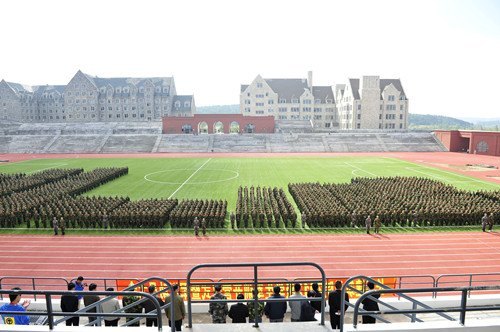 長春建筑學(xué)院2012級新生軍訓(xùn)開營儀式