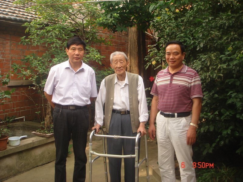 皖西學院黨委副書記包詩忠深入病人家中看望在家治療的老干部