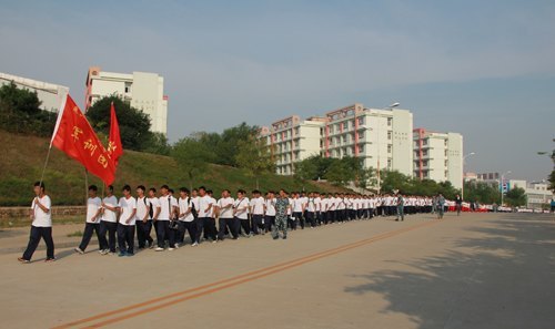 燕山大學里仁學院開展2012級新生軍訓拉練活動