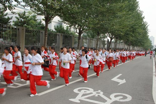 燕山大學里仁學院開展2012級新生軍訓拉練活動