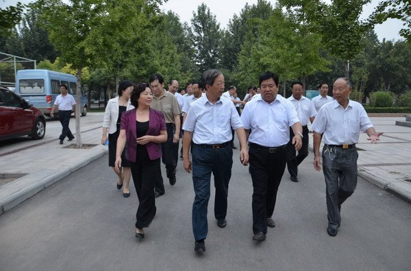 省人大常委會(huì)副主任蔣篤運(yùn)一行蒞臨鄭州職業(yè)技術(shù)學(xué)院檢查指導(dǎo)工作