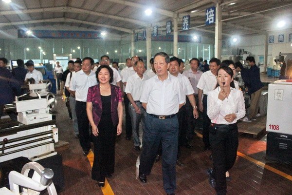 省人大常委會(huì)副主任蔣篤運(yùn)一行蒞臨鄭州職業(yè)技術(shù)學(xué)院檢查指導(dǎo)工作