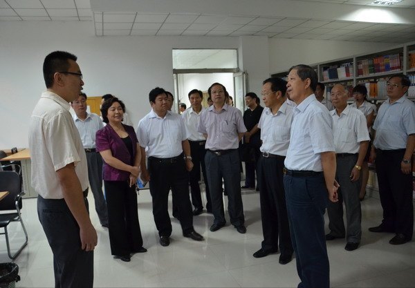 省人大常委會(huì)副主任蔣篤運(yùn)一行蒞臨鄭州職業(yè)技術(shù)學(xué)院檢查指導(dǎo)工作