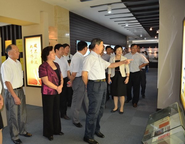 省人大常委會(huì)副主任蔣篤運(yùn)一行蒞臨鄭州職業(yè)技術(shù)學(xué)院檢查指導(dǎo)工作