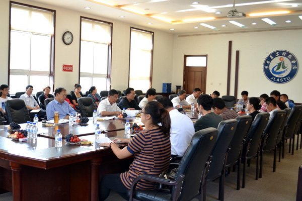 老中青代表歡聚一堂  慶祝第二十八個教師節老中青代表歡聚一堂  慶祝第二十八個教師節