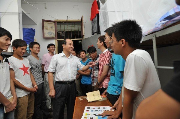 周應(yīng)佳書記深入學(xué)生宿舍看望新生