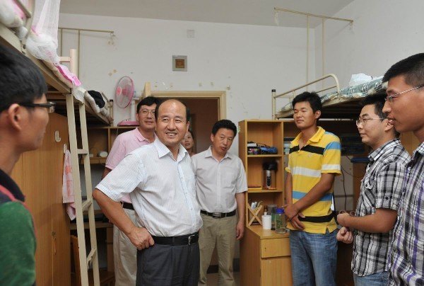 周應(yīng)佳書記深入學(xué)生宿舍看望新生