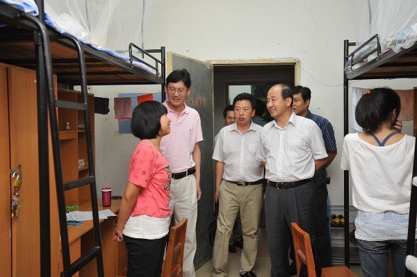 周應(yīng)佳書記深入學(xué)生宿舍看望新生