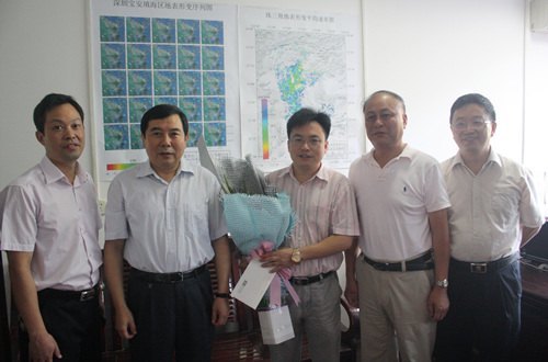 高文兵等校領導慰問青年教師