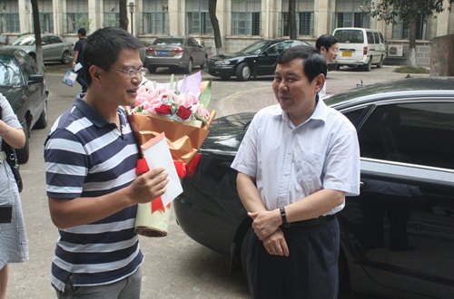 高文兵等校領導慰問青年教師