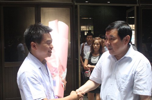 高文兵等校領導慰問青年教師