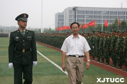 西安交通大學城市學院2012年學生軍事訓練總結(jié)表彰大會隆重召開