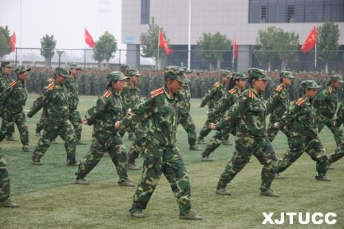 西安交通大學城市學院2012年學生軍事訓練總結(jié)表彰大會隆重召開