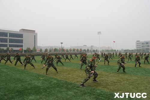 西安交通大學城市學院2012年學生軍事訓練總結(jié)表彰大會隆重召開