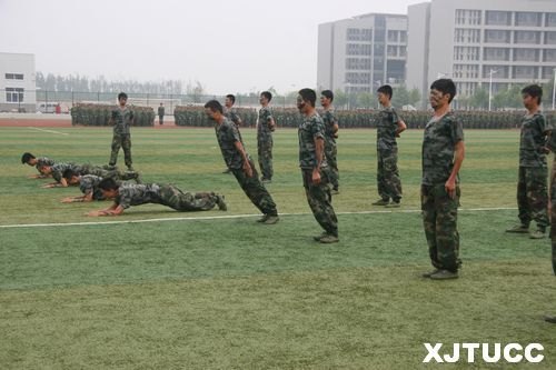 西安交通大學城市學院2012年學生軍事訓練總結(jié)表彰大會隆重召開