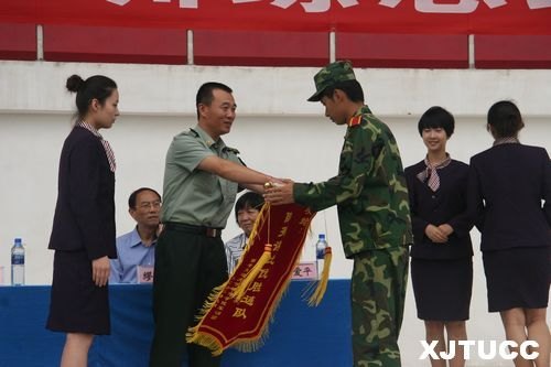 西安交通大學城市學院2012年學生軍事訓練總結(jié)表彰大會隆重召開