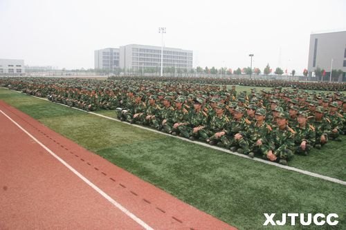 西安交通大學城市學院2012年學生軍事訓練總結(jié)表彰大會隆重召開
