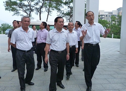 市長來校調研 并向全校教職工致以節日問候