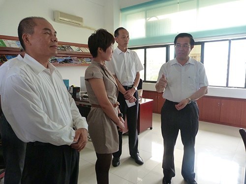 市長來校調研 并向全校教職工致以節日問候