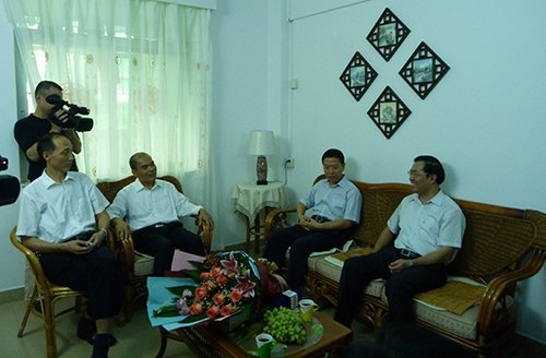 市長來校調研 并向全校教職工致以節日問候