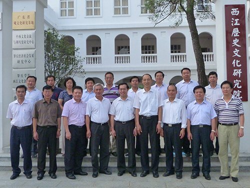 市長來校調研 并向全校教職工致以節日問候