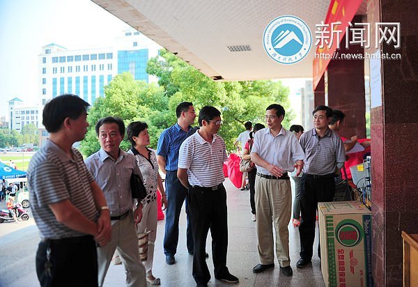 迎新首日 校長劉德順一行深入迎新大本營探望工作