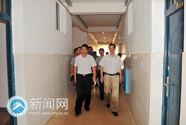 迎新首日 校長劉德順一行深入迎新大本營探望工作