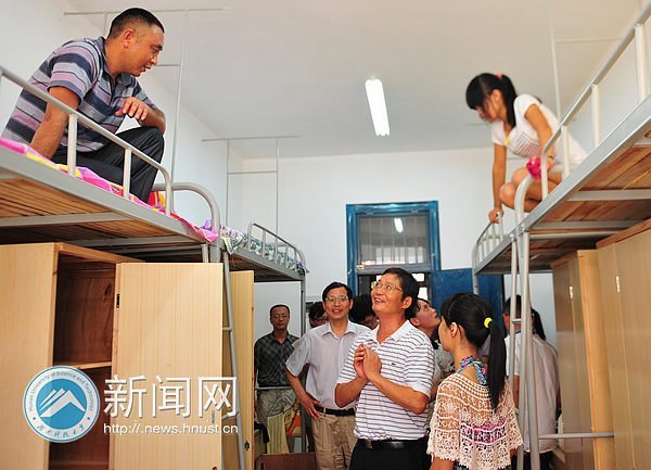 迎新首日 校長劉德順一行深入迎新大本營探望工作