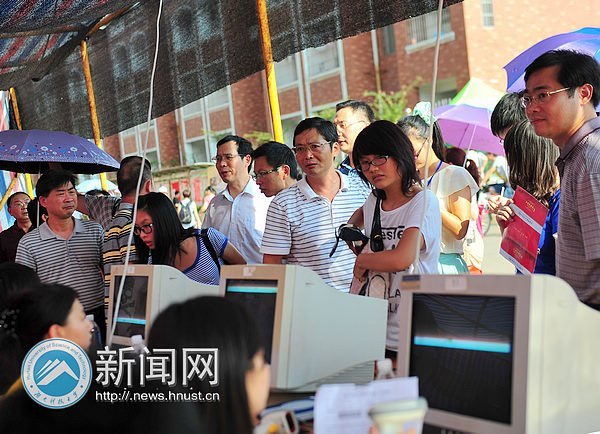 迎新首日 校長劉德順一行深入迎新大本營探望工作