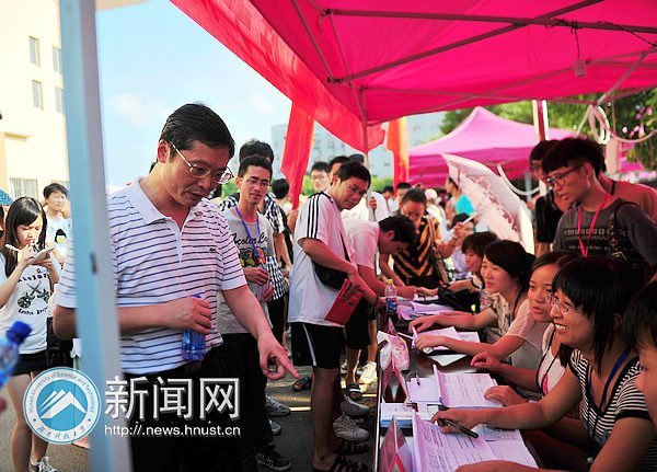 迎新首日 校長劉德順一行深入迎新大本營探望工作