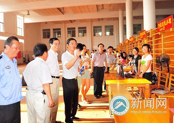 迎新首日 校長劉德順一行深入迎新大本營探望工作