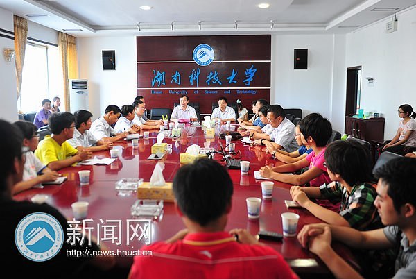 校黨委慰問(wèn)貧困大學(xué)生黨員