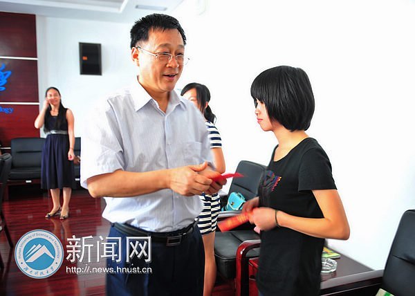 校黨委慰問(wèn)貧困大學(xué)生黨員