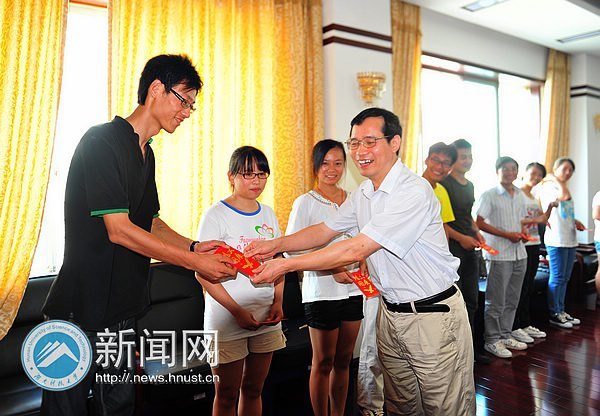 校黨委慰問(wèn)貧困大學(xué)生黨員