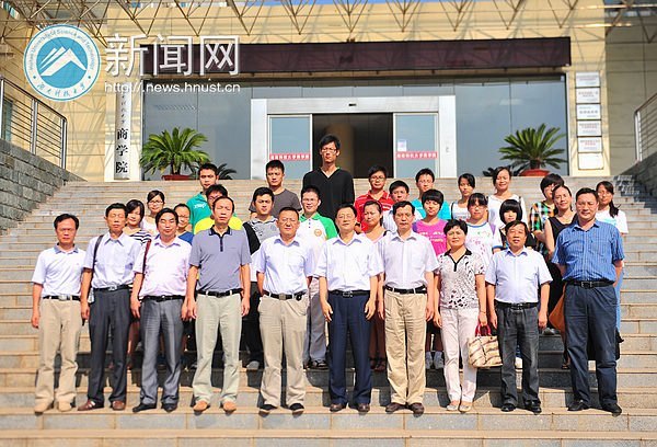 校黨委慰問(wèn)貧困大學(xué)生黨員