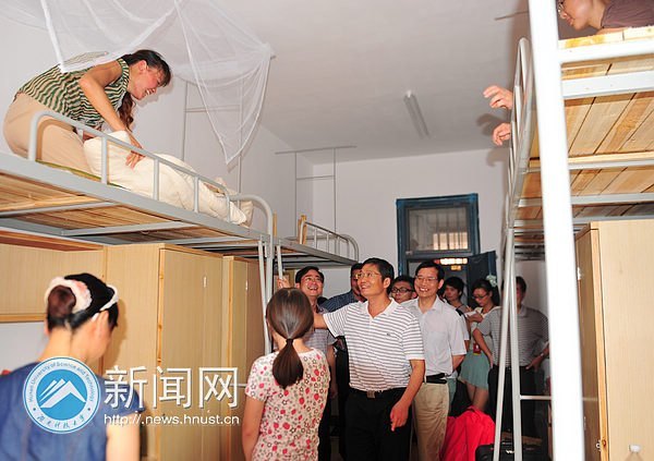 校長劉德順一行深入迎新大本營探望工作